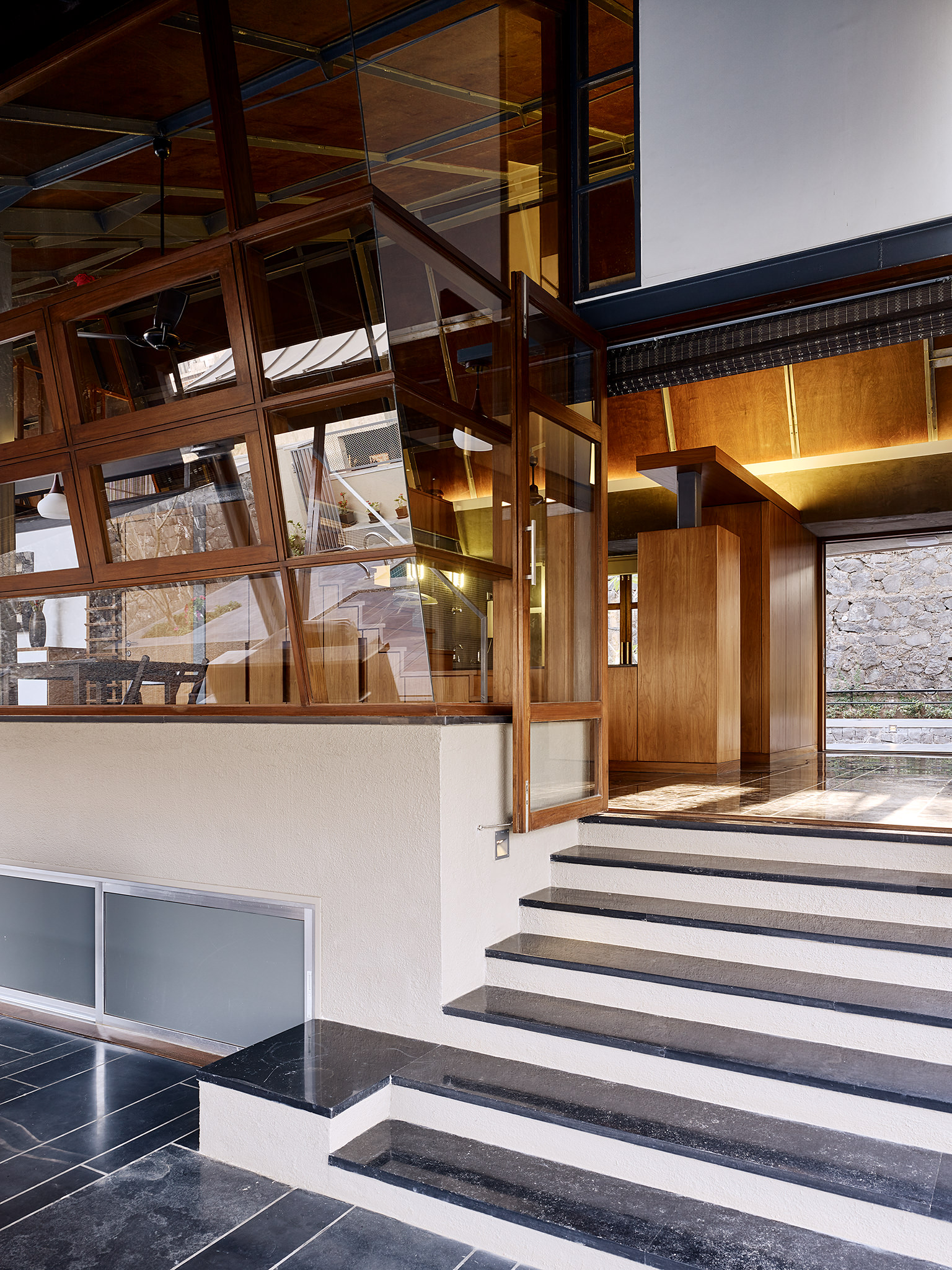 Opolis Architects, roof-house in Khandala